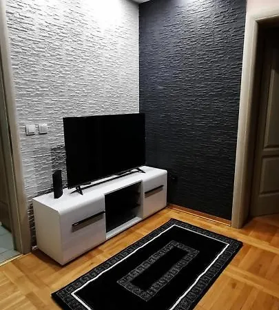 Apartman, Preko Puta Mone