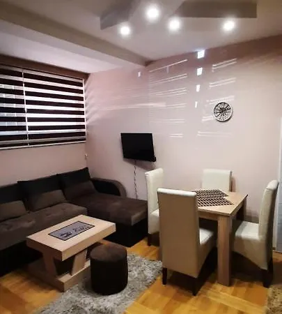Daire Apartman, Preko Puta Mone *