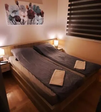 Apartman, Preko Puta Mone