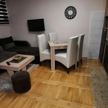 Apartman, Preko Puta Mone