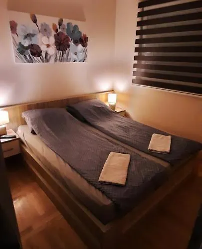 Apartman, Preko Puta Mone