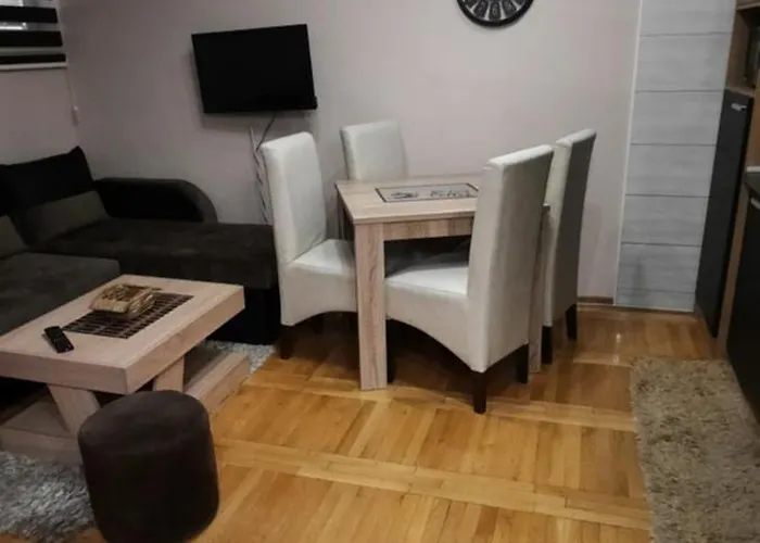 Apartman, Preko Puta Mone